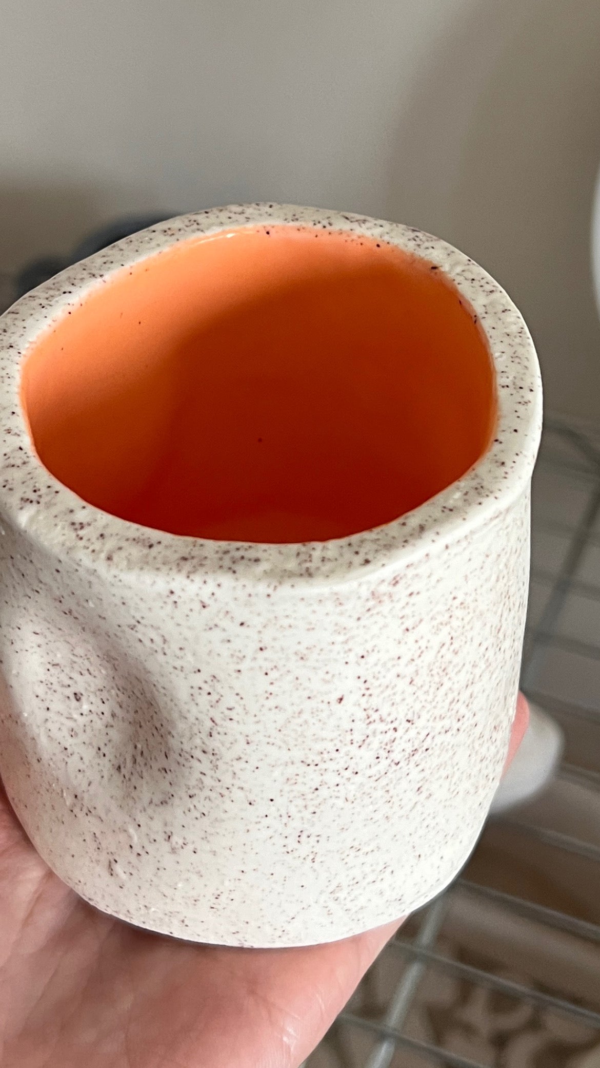 Vaso de cerámica esmaltada a mano, exterior blanco con manchas negras e interior naranja